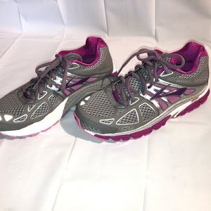 🔥 SALE ! 🔥 Womens Brooks Ariel '14 Size 7